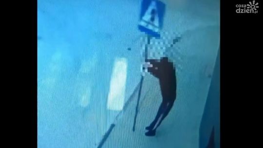 Przeszkadzało mu wszystko. Powywracał kosze, stoczył bój ze znakiem, oderwał rynnę i uszkodził elewację (wideo)
