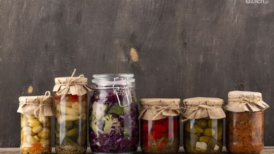 Przetwory na zimę z sezonowych owoców i warzyw