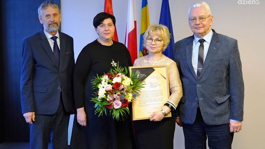 Przez wiele lat była dyrektorką Specjalnego Ośrodka Szkolno-Wychowawczego w Ciechanowie. Elżbieta Brzezińska przeszła na emeryturę