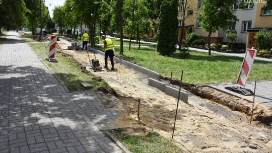 Przy ul. Powstańców Wielkopolskich powstaje chodnik. Przybędzie też ścieżki rowerowej