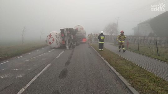 Przyczepa zablokowała drogę pod Gruduskiem, kierowca nie zauważył wysepki