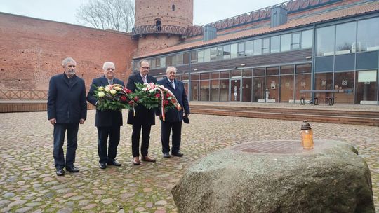 Publiczna egzekucja bohaterów polskiego ruchu oporu uczczona przez przedstawicieli lokalnej społeczności