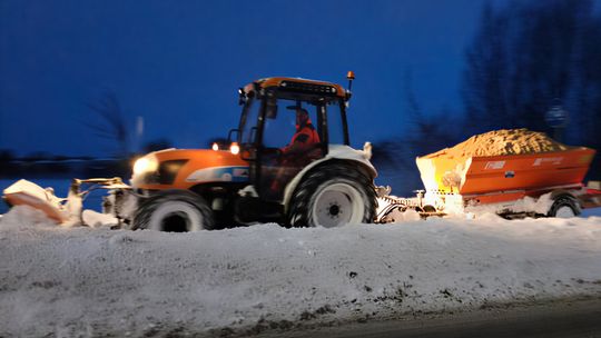 Pług śnieżny i przyczepa z piaskiem