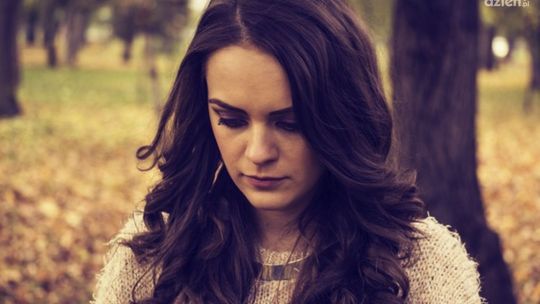 Pułapka sprzedaży online – młoda kobieta straciła oszczędności i stała się narzędziem oszustów