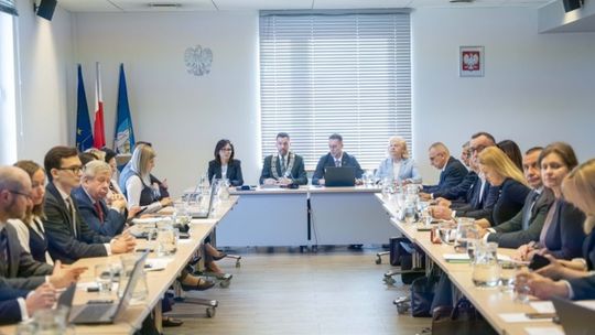 Rada Miasta Ciechanów: nowy park, drogi i medal dla stulatka Radni miejscy podczas sesji w Ciechanowie