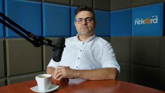 Łukasz Cicholski w studiu Radia Rekord w Ciechanowie