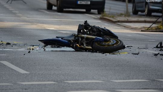 Ranny motocyklista bez uprawnień.