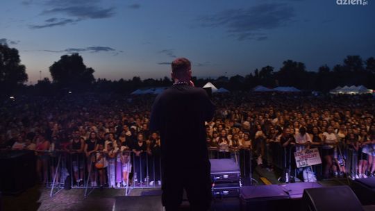 Rapowe gwiazdy przyciągnęły tłumy na ciechanowskie błonia (zdjęcia)