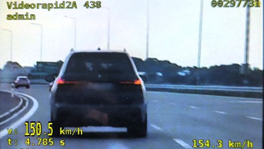 Recydywista w BMW pędził siódemką. Miał podwójny zakaz i jechał 150 km/h