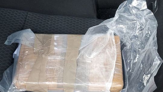 Recydywista zatrzymany w Szydłowie. W aucie miał broń i narkotyki