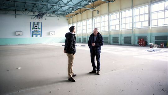 Remont SP nr 3 na półmetku. Miasto wyremontuje dodatkowo otoczenie szkoły Prezydent Kosiński wizytuje SP3