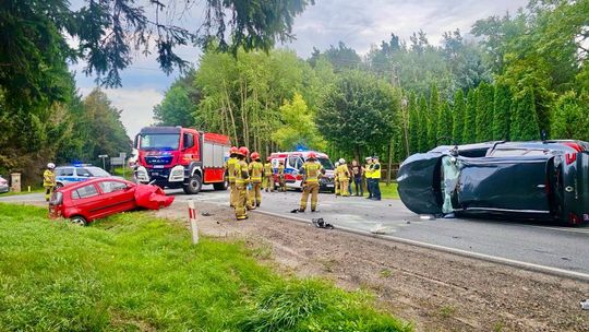 Rozbite Renault w rowie i Kia przewrócona na bok po zderzeniu na DW 615