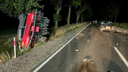 Renault wjechało w tył ursusa z siewnikiem. Ranny 52-latek w szpitalu