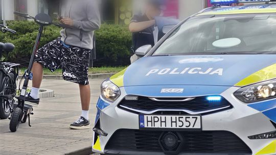 Policja kontroluje kierowcę hulajnogi