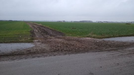 "Rolnik, rolnik, rolnik, pod rolnikiem ciągnik"...błoto ma!