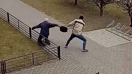 Rozbój na Sikorskiego, pokrzywdzonego szuka policja