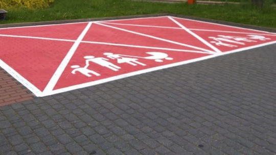 Różowe miejsca parkingowe już wkrótce przed Starostwem Powiatowym w Ciechanowie