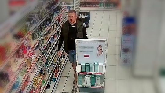 Wizerunek młodego mężczyzny podejrzewanego o kradzież perfum w Mławie, zarejestrowany przez monitoring.