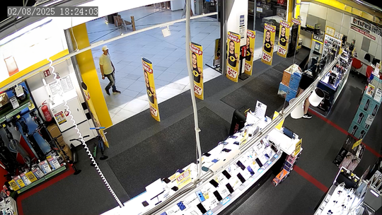 Rozpoznajesz tego mężczyznę? Policja w Ciechanowie szuka podejrzanego o kradzież słuchawek [WIZERUNEK]