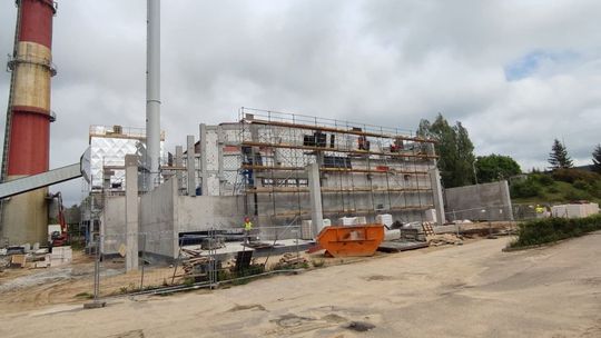 Rozruch technologiczny elektrociepłowni na biomasę ma nastąpić w I kwartale 2023 roku.
Na terenie Przedsiębiorstwa Energetyki Cieplnej w Ciechanowie praca wre