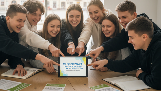 Grupa uśmiechniętych, młodych ludzi wskazujących palcami na tekst, obok herb powiatu mławskiego.