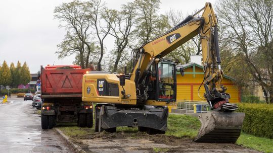 Sprzęt budowalny na ul Fabrycznej w Ciechanowie