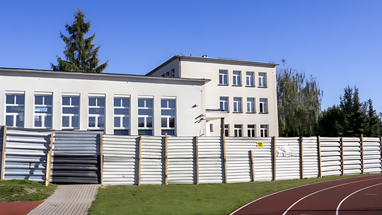 Budynek Szkoły Podstawowej nr 6 w Ciechanowie podczas prac remontowych