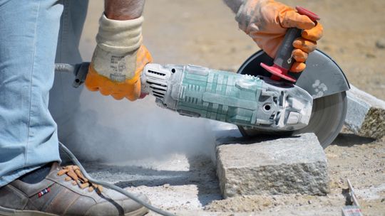 Osoba pracująca na budowie