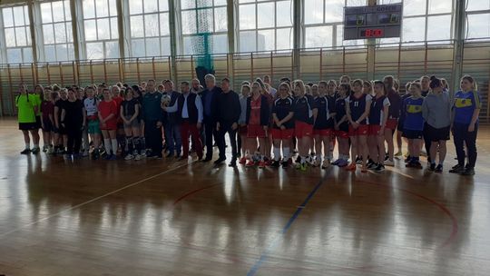 Rywalizują o Puchar Prezydenta Ciechanowa. Trwa "I Turniej Halowej Piłki Nożnej Kobiet"