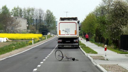 Rzęgnowo. Rowerzysta wjechał pod ciężarówkę