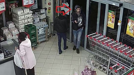 Są nagrania, są zdjęcia, pozostaje namierzyć podejrzanych. Dwóch mężczyzn miało kraść w sklepach na terenie sklepu w Mławie