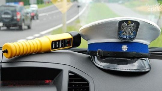 Samochód poruszał się z bardzo małą prędkością, wjeżdżał na krawężnik - zatrzymanie w Ojrzeniu