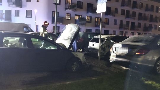Samochody płonęły na Witosa. Nocna akcja ciechanowskich strażaków (wideo)