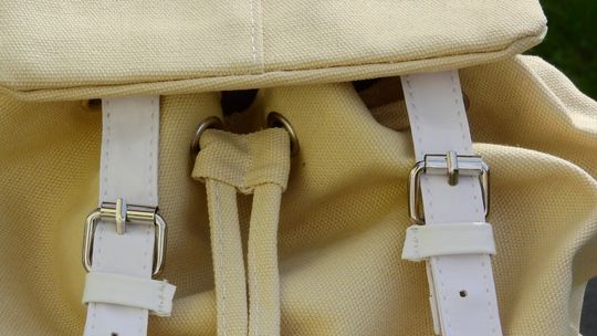 Seniorka z gminy Raciąż stała przed domem z reklamówką pełną pieniędzy. Uratowali ją policjanci Torba