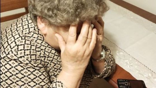Seniorzy wciąż stają się ofiarami oszustów. Można pomóc im wytłumaczyć na co maja uważać