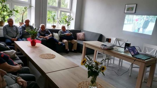 Seniorzy z Dzbonia poznali tajemnice świata finansów