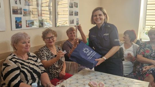 Seniorzy z Krasnosielca uczą się, jak nie dać się oszukać