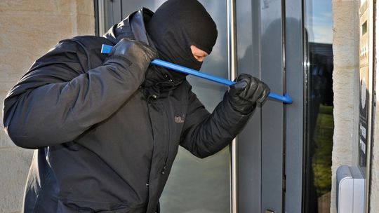 Seria włamań w Ciechanowie. Okradziono mieszkanie na Szwanke