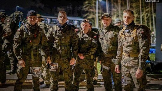 Siedmiu żołnierzy 5 Mazowieckiej Brygady Obrony Terytorialnej zmierzyło się z ekstremalnym biegiem na 100 kilometrów