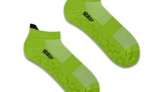 Skarpetki z antypoślizgiem – stabilność i styl w jednym kroku