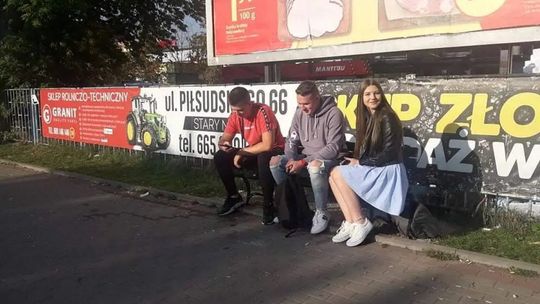Słynna przasnyska ławeczka już nie jest samotna