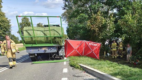 Służby ratunkowe na miejscu śmiertelnego wypadku na drodze krajowej nr 60 w Gostkowie