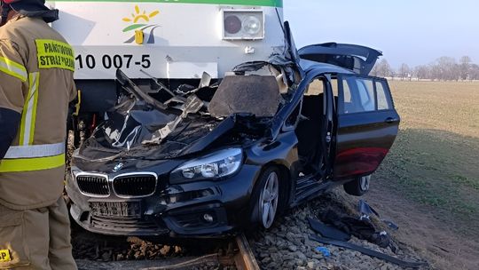 Śmiertelny wypadek na przejeździe w Ogorzelicach. BMW wjechało pod szynobus BMW pod szynobusem - wypadek