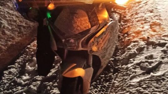 Śnieg zaskoczył kierowcę motocykla 