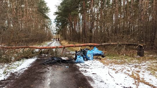 Sochocin. Posprzątali teren wokół Wkry. Efekt?Ponad 2000 litrów śmieci!