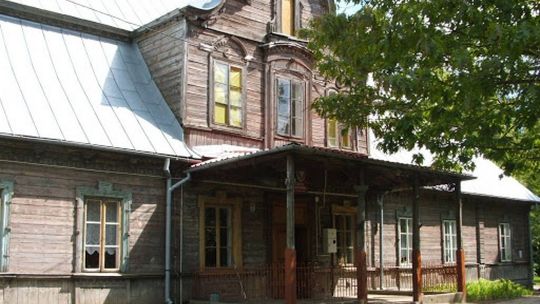 Sońsk otrzymał kolejne fundusze na ratowanie modrzewiowego dworu w Koźniewie