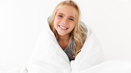 Spanie w komforcie podczasów upałów, czyli letnie kołdry puchowe