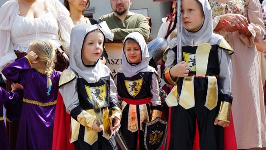 Spora dawka historii, podchód ulicami miasta, masa atrakcji i jubileuszowy tort! 600-lecie nadania praw miejskich uczczone w Raciążu z rozmachem