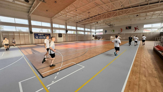 Młodzież gra w halówkę