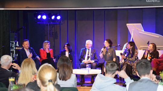 Spotkali się, aby porozmawiać o edukacji i rozwoju. Absolwenci I Liceum Ogólnokształcącego im. Zygmunta Krasińskiego w Ciechanowie o blaskach i cieniach sukcesu